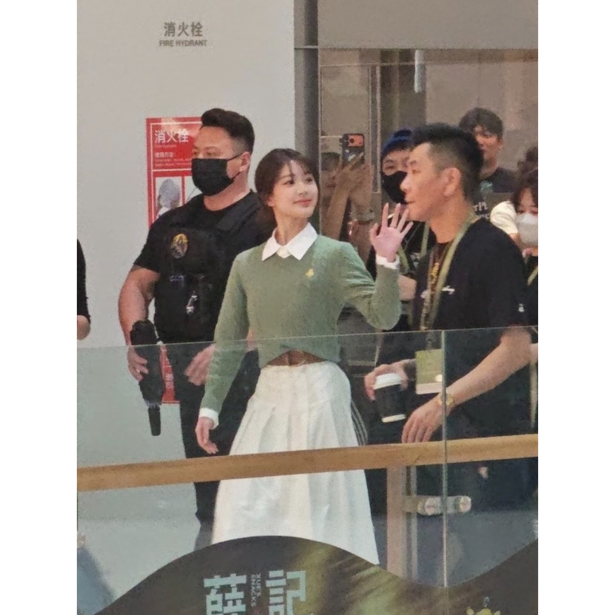 露思同款复古绿绞花V领针织衫女