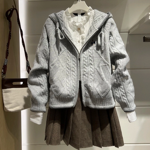 赵露思同款小熊2025秋冬款学院风休闲绞花慵懒针织开衫连帽外套女