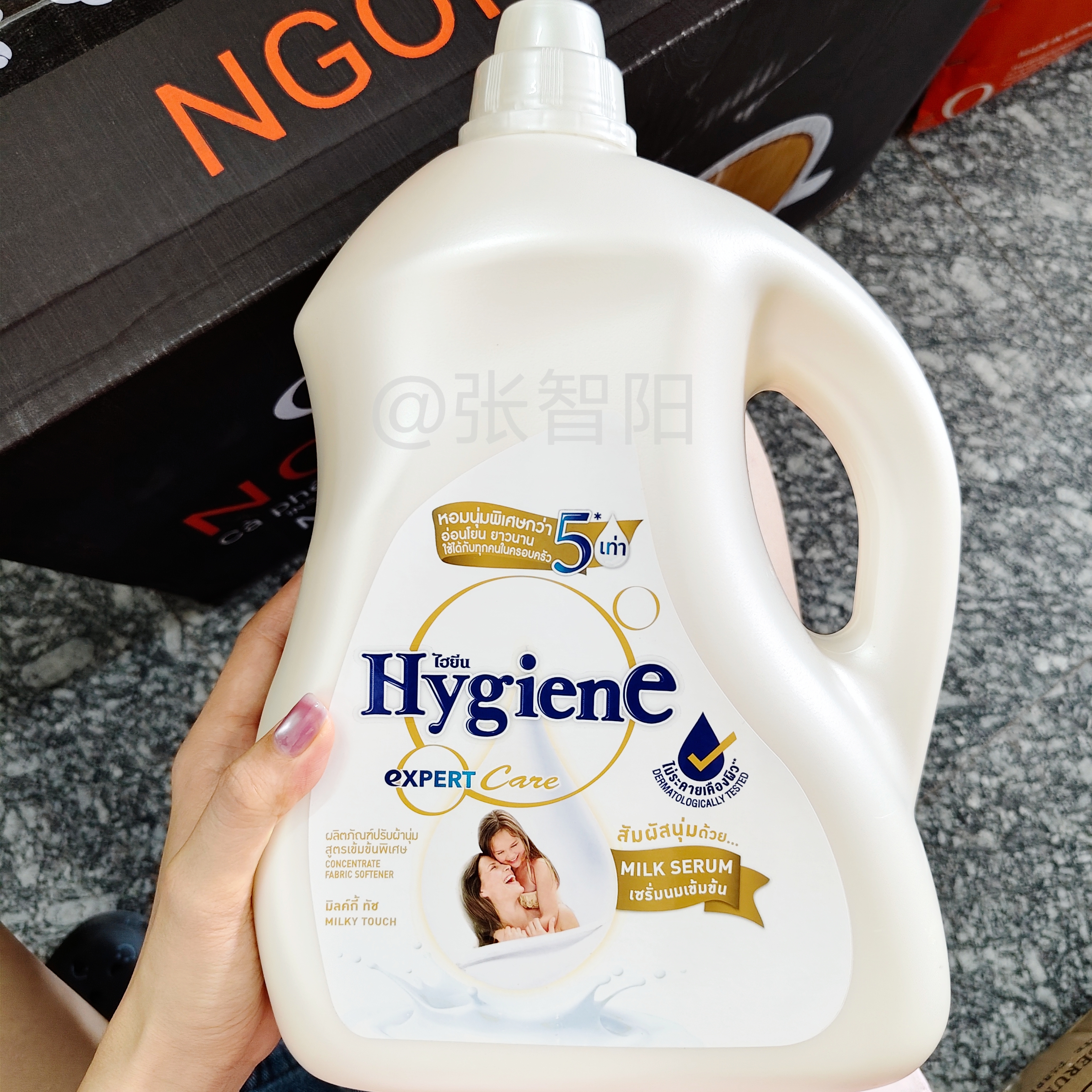 家用大瓶装泰国hygiene柔顺剂持久留香增柔去静电护衣洗衣液伴侣