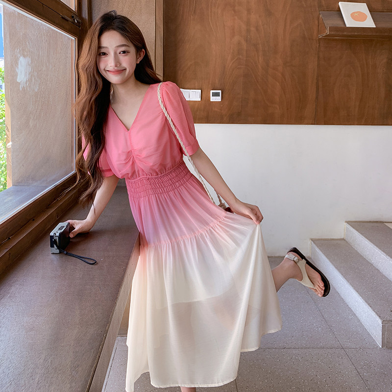 小清新粉色渐变V领连衣裙女2025夏季新款法式泡泡袖收腰遮肉A字裙图片