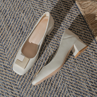 粗跟方头单鞋女2026秋冬新款百搭气质中跟晚风高跟鞋方扣白色浅口