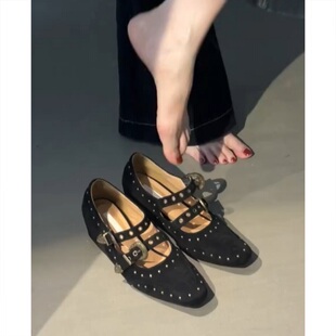 时尚铆钉一字带扣玛丽珍鞋女2026新款内增高绒面复古方头浅口单鞋