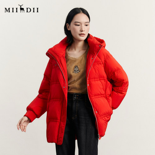 谜底大红色羽绒服女2023