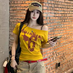 美式复古黄色斜肩短袖t恤女夏季修身显瘦甜辣妹短款别致露肩上衣
