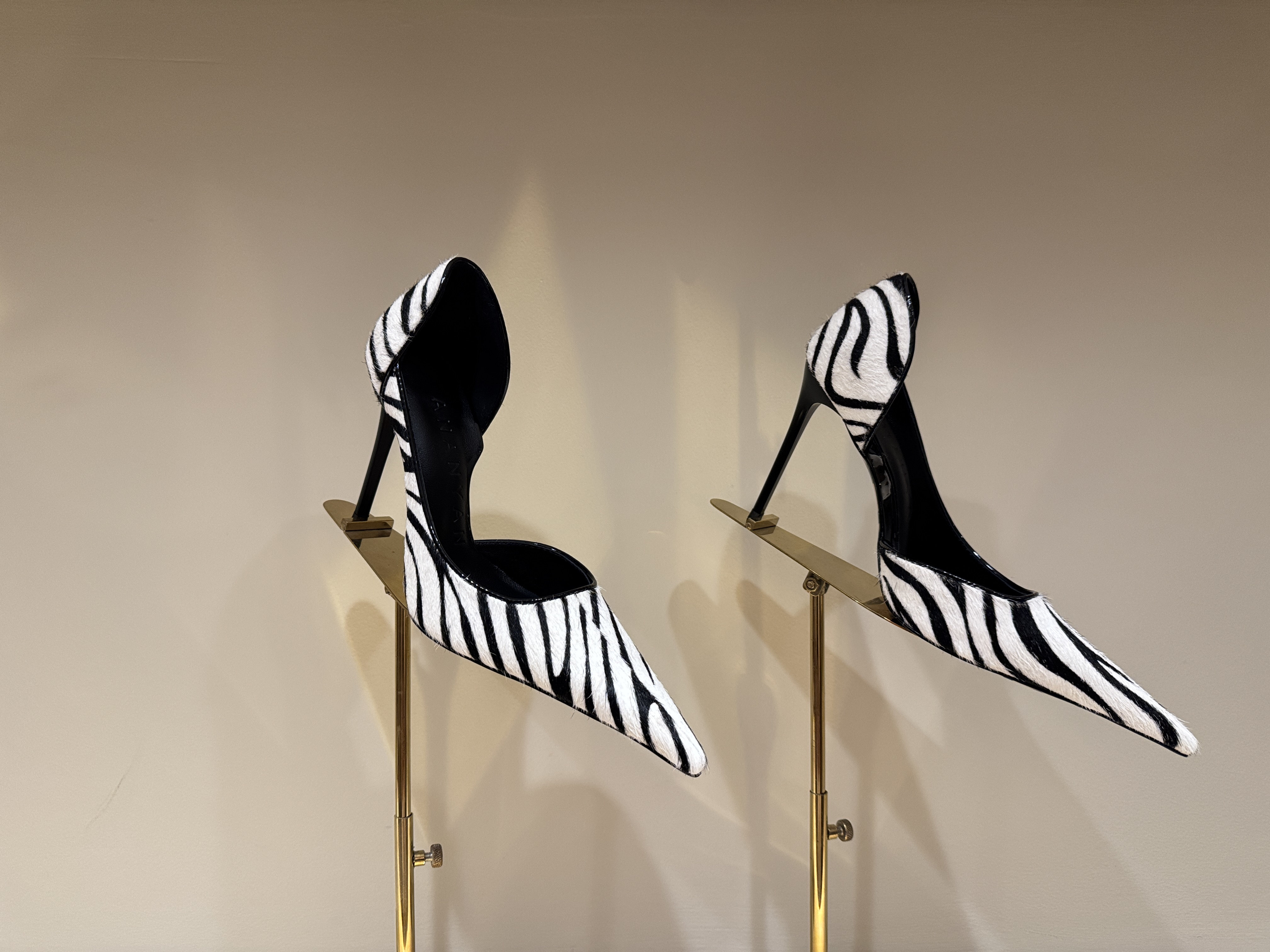 米高端定制版欧美风2026新款尖头细跟金属铆钉机车走秀女靴