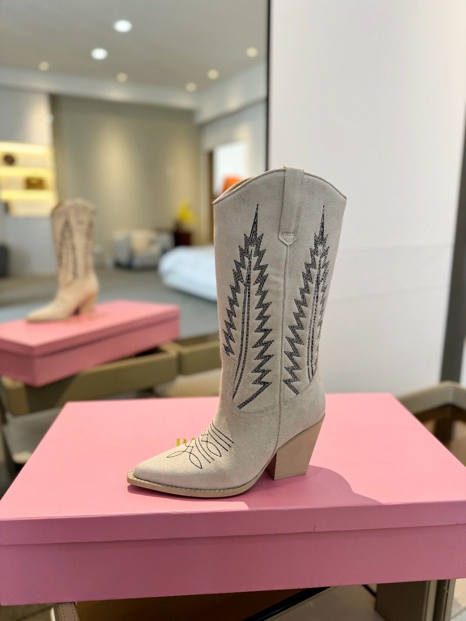 0级004欧美风2025新款尖头细跟金属铆钉机车走秀女靴时尚百搭