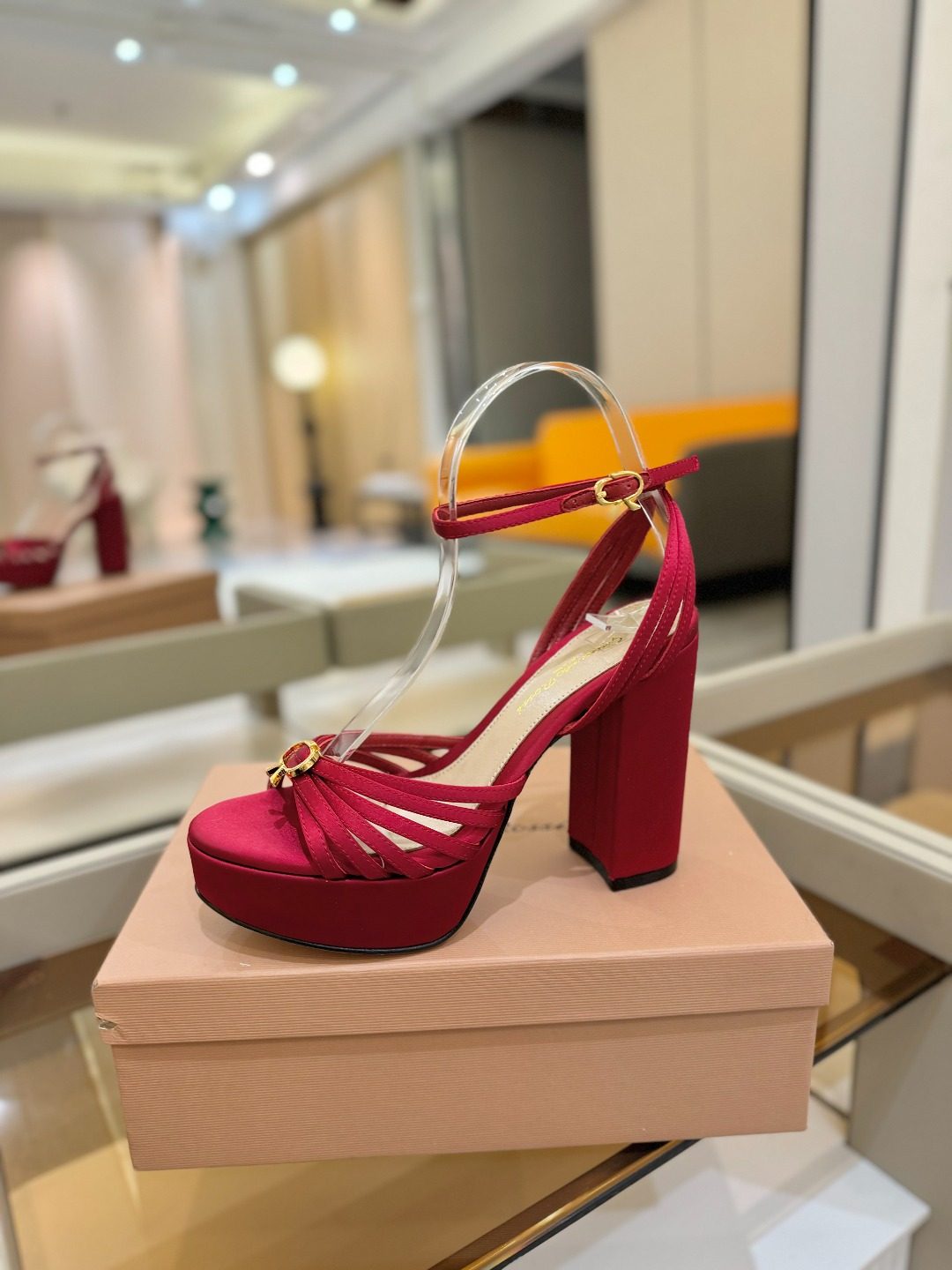潮牌高端定制2026春夏新款金属扣双绑带麂皮绒面一字带高跟凉鞋女