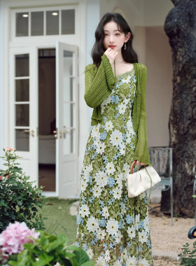 开春多巴胺穿搭法式漂亮独特吊带连衣裙女春夏新款度假风绝美裙子