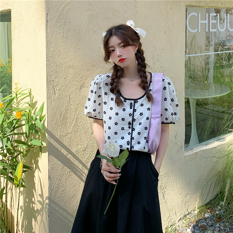 Real price Korean version simple small fresh round neck Floral Top + versatile high waist solid color skirt
