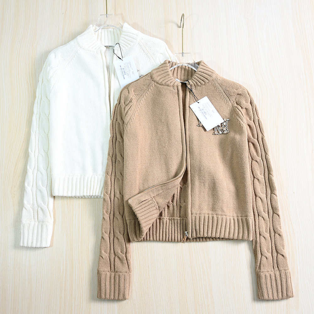 含羊毛水钻点缀圆领修身针织衫