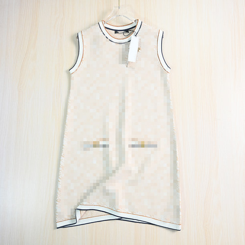 含亮丝满字母圆领无袖针织连衣裙