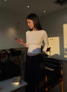 白色美式辣妹长袖t恤女淡人温柔高知穿搭修身打底衫短款露脐上衣