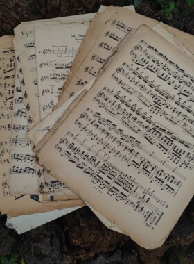 ins复古泛黄音乐书页琴谱乐谱旧美食摄影道具家居装饰摆设摆件