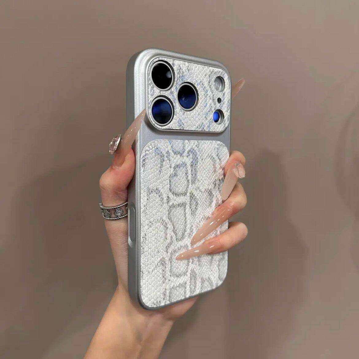 奢华小众蛇皮纹适用苹果17promax手机壳秒变大视窗iphone16pro全包按键15防摔高级感14pro男女保护套时尚潮牌