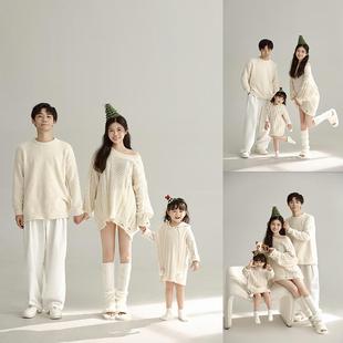 影楼居家亲子摄影圣诞节主题服装一家三口拍照白色毛衣全家福拍摄