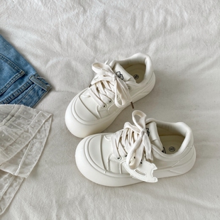 喜叔 可爱木马吊坠小白鞋女2026春季新款厚底圆头板鞋休闲面包鞋