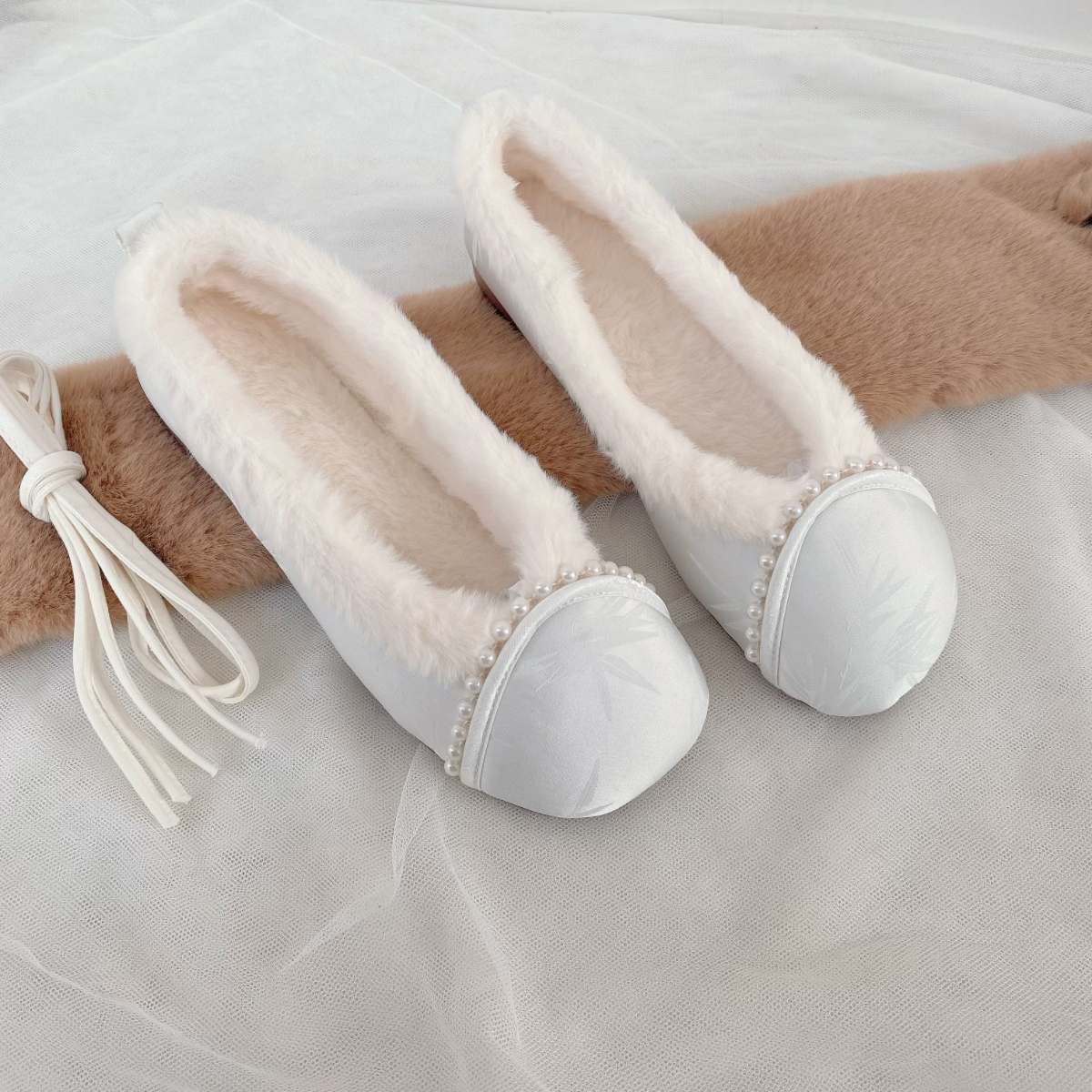 2024加绒加厚白色串珠淡雅汉服鞋女百搭日常古风保暖绣花棉鞋冬季
