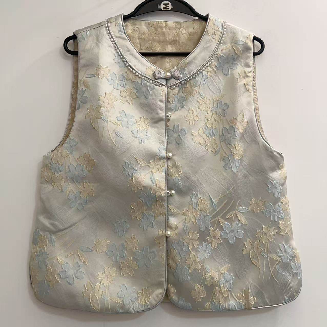 2026春季新款新中式风织锦钉珠女立领盘扣花卉刺绣背心气质马甲,女装/女士精品,马夹,淘宝优惠券,粉丝福利购,淘宝优惠卷