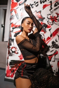 王润原创SOHANA设计2022夏末新款弹力编织小格网纱斜肩短款打底