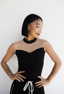 王润原创SOHANA设计2022夏季新款舞蹈网纱拼接满印大露背弹力高领