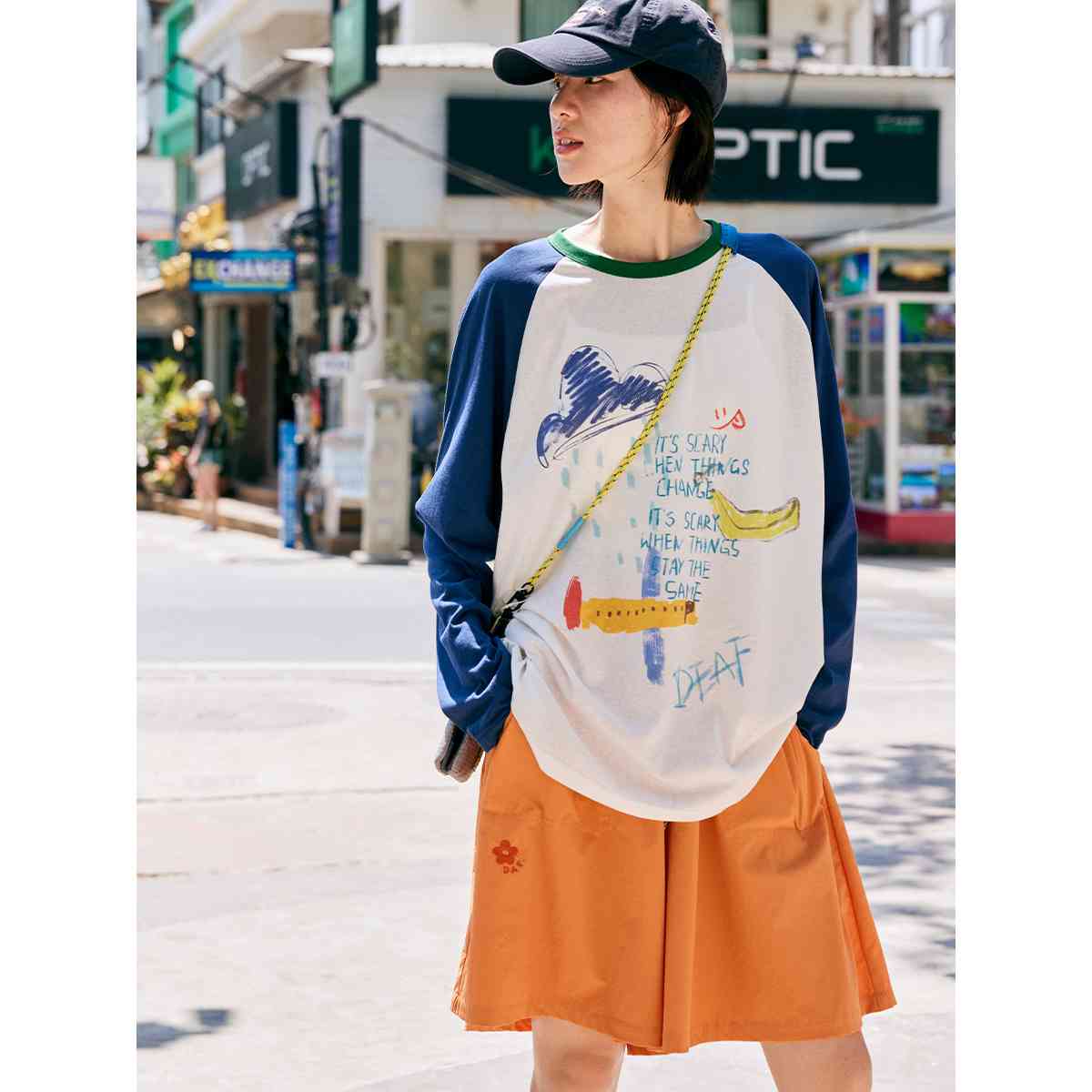 轻薄凉爽款撞色插肩袖涂鸦T恤