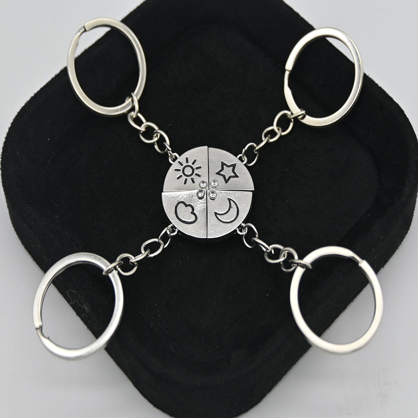 新款太阳月亮星星磁吸钥匙扣四人组合挂件闺蜜情谊链条挂饰,服饰配件/皮带/帽子/围巾,钥匙扣,淘宝优惠券,粉丝福利购,淘宝优惠卷