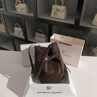 小众设计2025新款秋冬高级质感麂皮托特包女大容量单肩斜挎水桶包