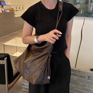 小众设计软皮托特女包2024新款大容量单肩腋下时尚高级感通勤大包