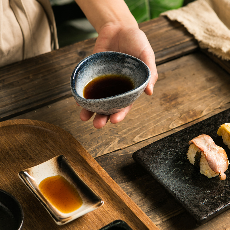 日式陶瓷调味碟酱油碟醋碟创意小食碟火锅蘸料碟小吃菜碟圆形碟子