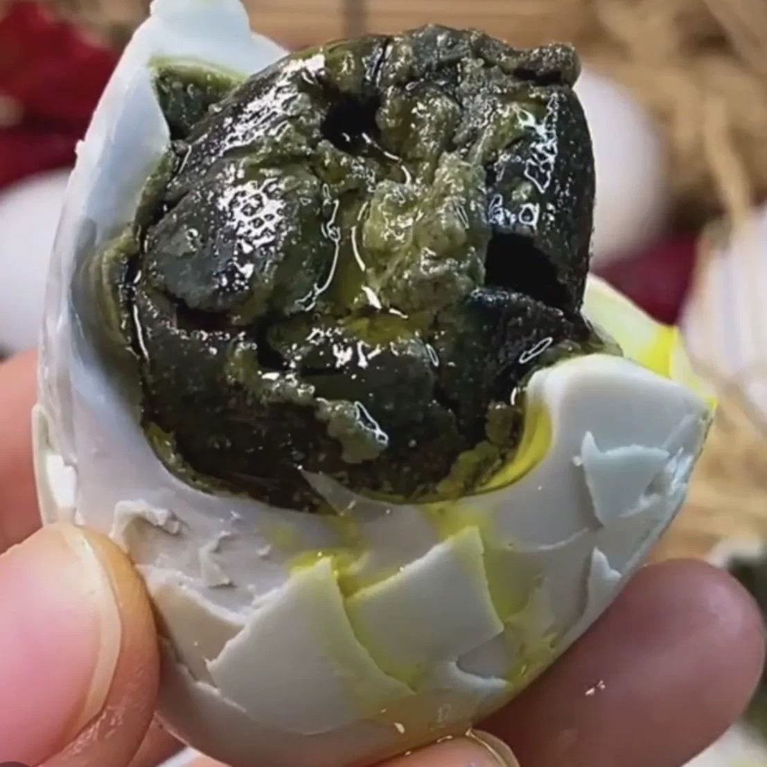 臭鸭蛋流油不咸东北特产老式黑黄流油起沙即食农家正棕咸鸭臭蛋