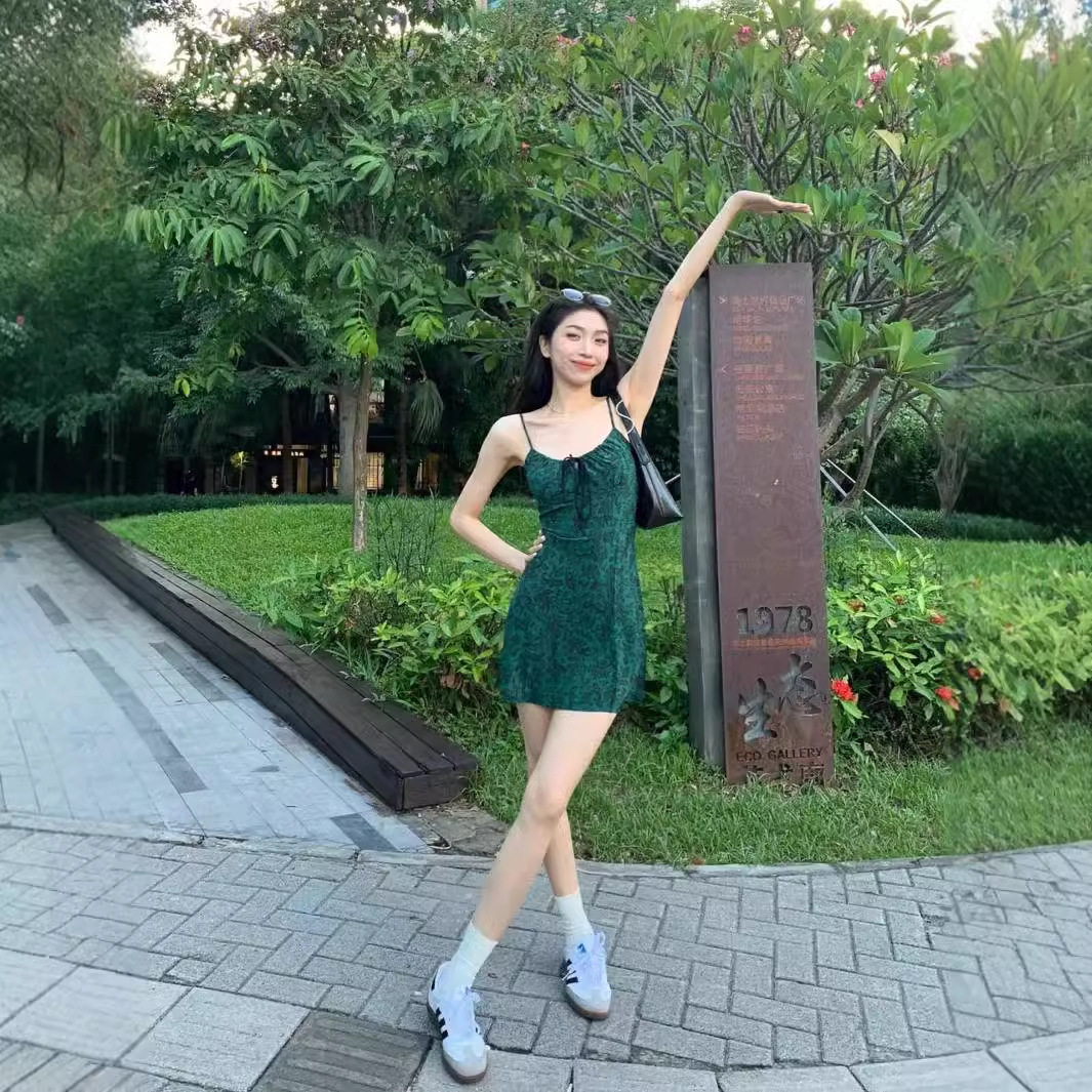 墨绿色复古碎花连衣裙女春夏法式高腰修身显瘦无袖吊带裙辣妹短裙