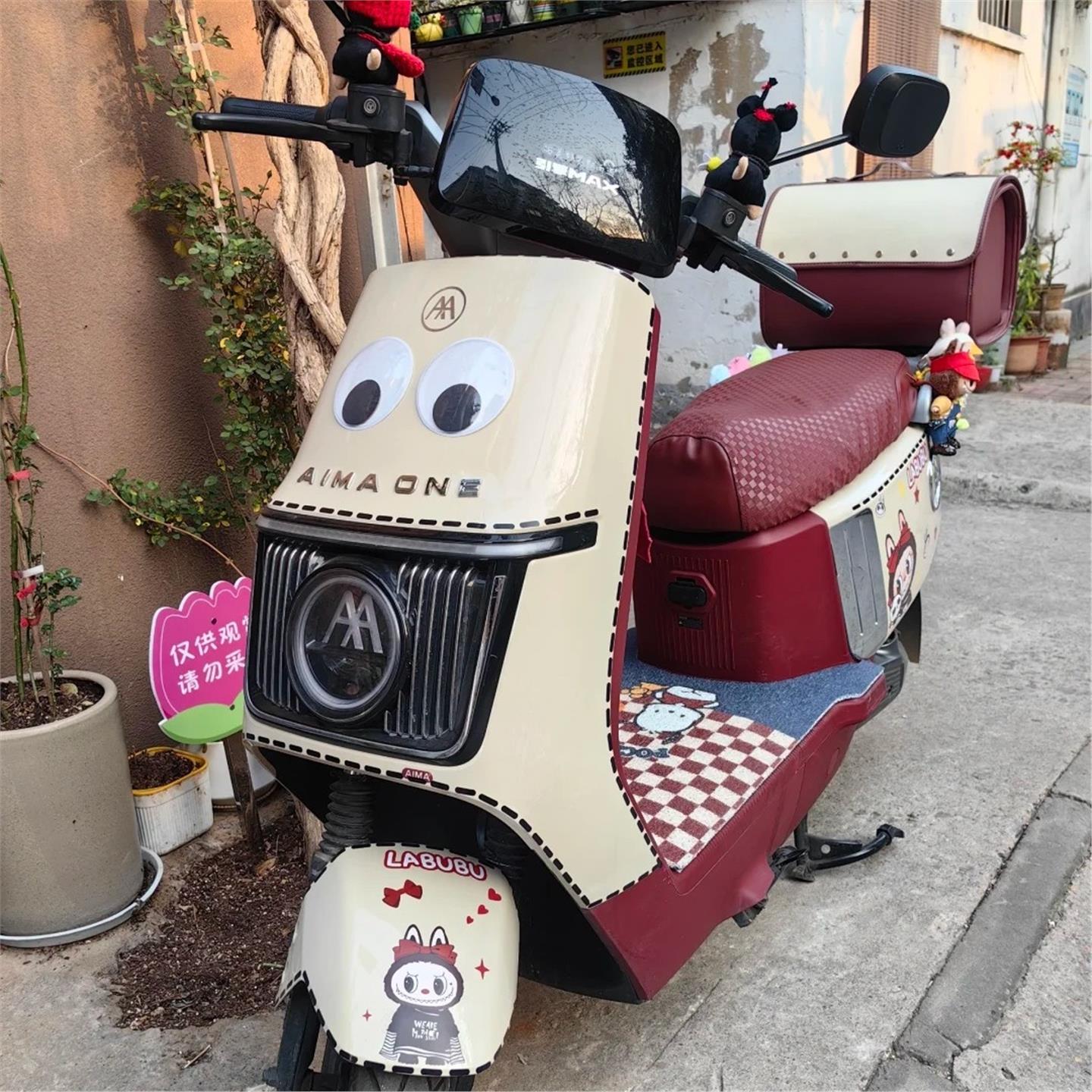 适用爱玛仰望Labubu装饰反光防水贴纸仪表盘可爱玩偶公仔立体摆件