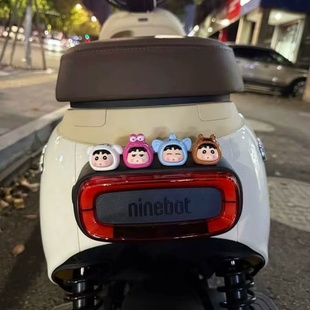 适用于九号电动车蜡笔小新装饰小配件m95c后尾尾部卡通公仔小摆件