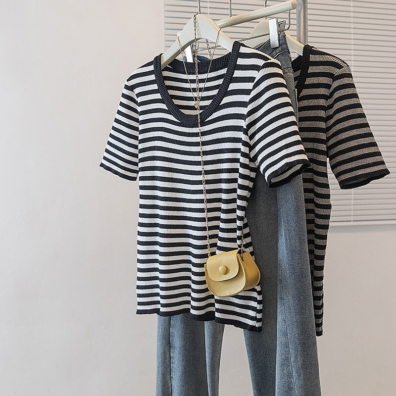 玖月大码女装春季新韩版高级潮流条纹设计百搭大U领显瘦修身上衣