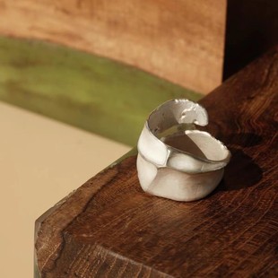 暗黑风折痕戒指凹凸褶皱肌理宽面设计纹理高级感指环 K社制造