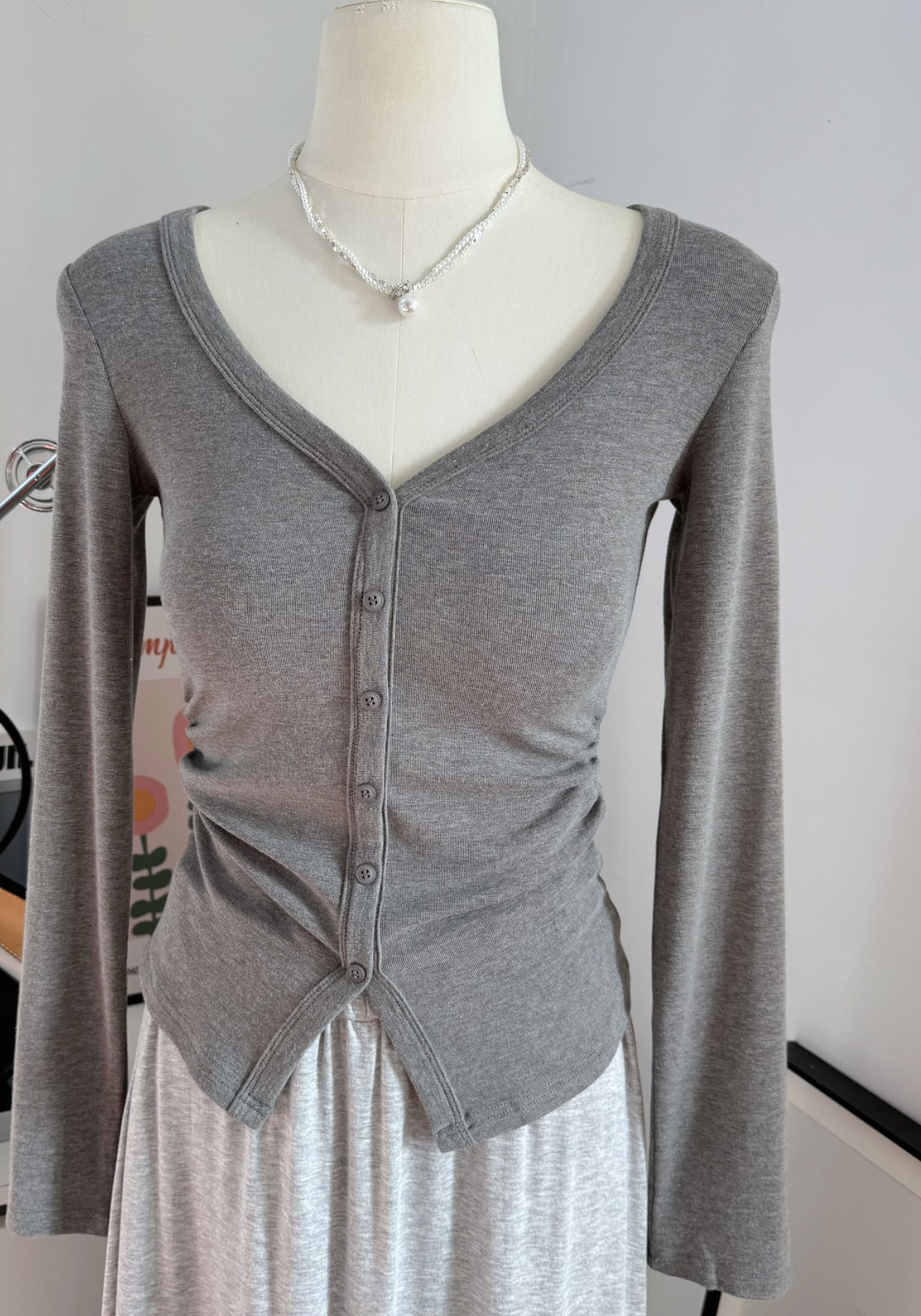 早春新款心动韩女 显胸纽扣tee内搭修身打底衫v领长袖上衣