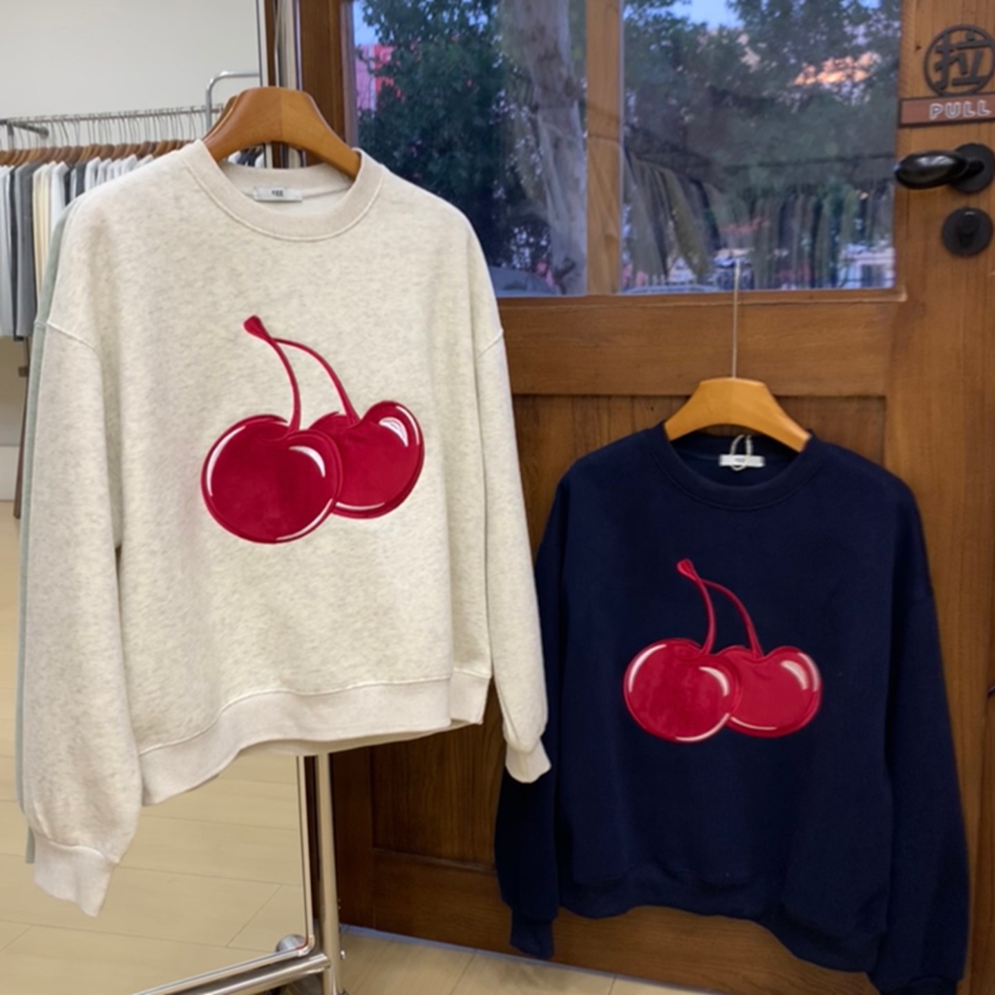 韩版红樱桃植绒刺绣卫衣女圆领套头秋季长袖上衣宽松韩版学院风潮