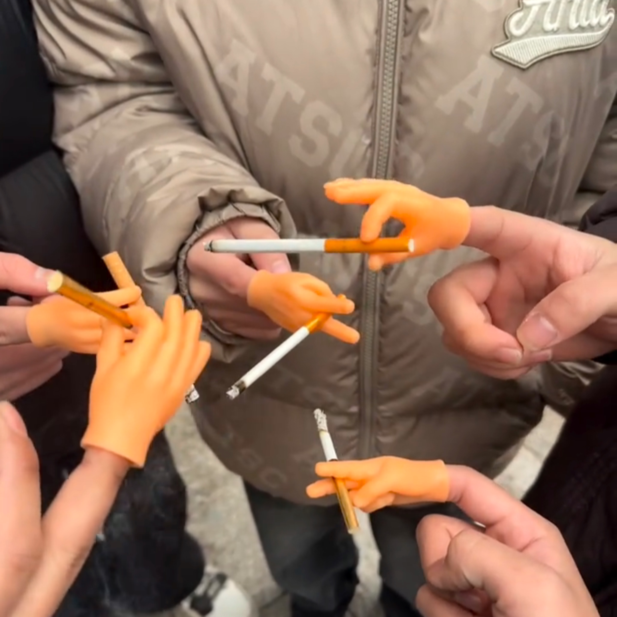创意剪刀手指烟托抽烟指环夹烟神器防手指熏黄指套吸烟烟嘴托架