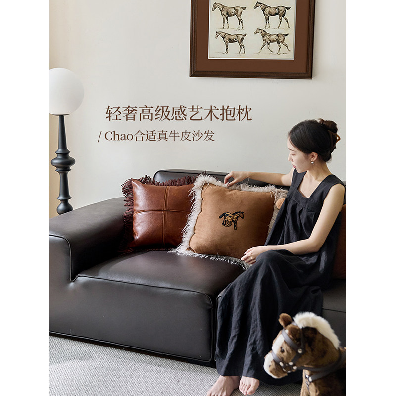 蜡笔派跃马刺绣抱枕暖手定制轻奢高级感客厅沙发靠垫马年新款O