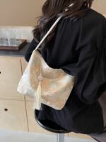 The 2024 new style of Chinese-style handbag for women features a high-end and niche design. It is a new Chinese-style handbag with retro tassels on one shoulder and under the armpit thumbnail 8
