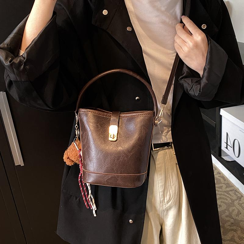 撞色水桶包赫雅时尚复古水桶包