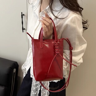 小众设计手提红色包包女2025新款夏天时尚水桶包百搭手机包新年包