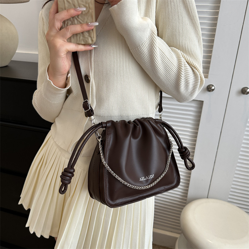 赫雅褶皱云朵包超低价