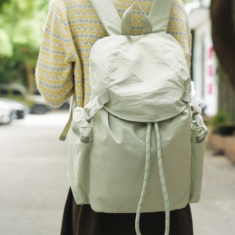 双肩背包男女运动休闲翻盖抽绳束口水绿色书包学生电脑包2025新款
