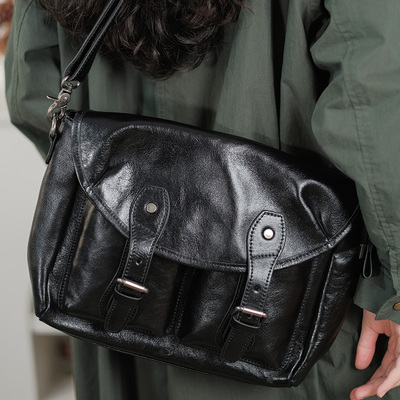 博主斜跨邮差包力推小众