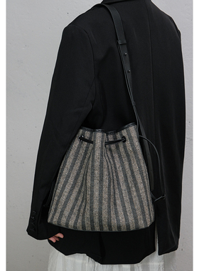 colour beginning鱼肚白原创小众女包单肩包真皮文艺复古水桶包