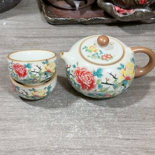 68.13 汝窑牡丹花西施壶带两个杯子