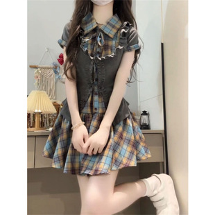 格纹显瘦甜美连衣短裙搭配灰色木耳开衫 纯欲风甜美两件套装