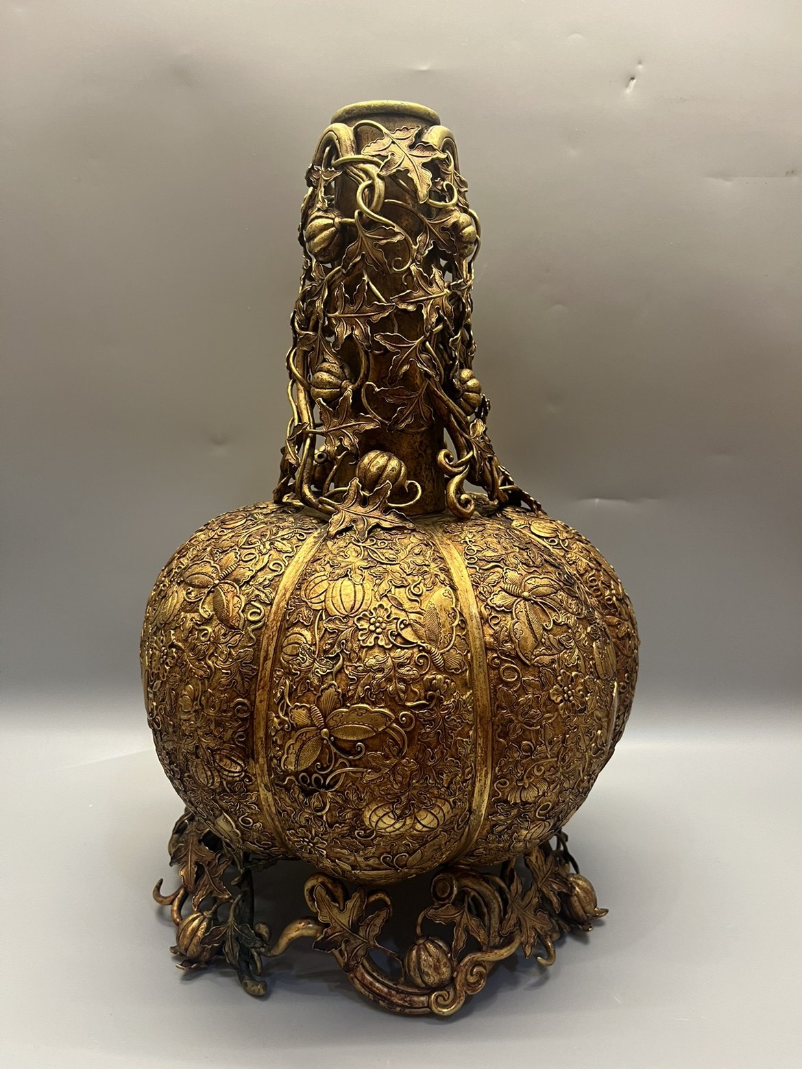 清代皇家御用乾隆年制铜鎏金烛台一尊图案精美高浮雕錾刻纹