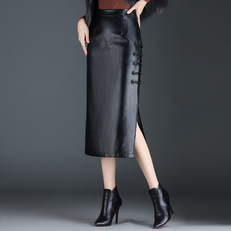 黑色PU皮裙包臀半身裙女秋冬新款中长修身气质盘扣开叉一步裙